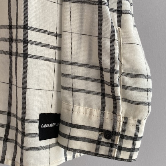 Calvin Klein Jeans ivory gray plaid blouse. Long sleeves V-neck collar. Small
C - Picture 3 of 10